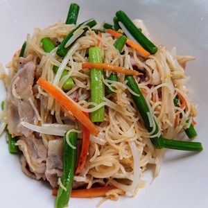 まゆのの作ってみた!投稿(野菜たっぷり焼きビーフン)