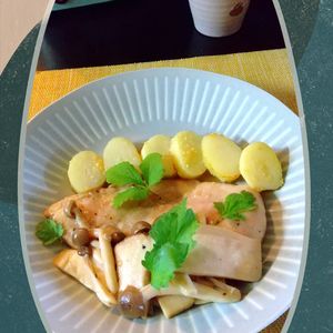 チョロリスの作ってみた!投稿(鶏むね１枚でコスパ最高メイン！キノコソースとカリチーポテト)