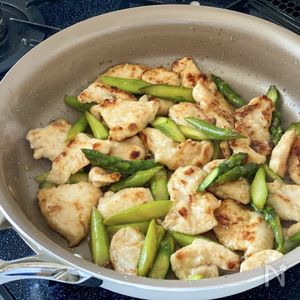 鶏むね肉とアスパラガスの塩麹炒め | レシピサイトNadia