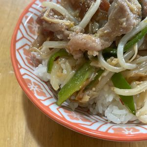 マリョ〜ンの作ってみた!投稿(ご飯がすすむ節約おかず！豚こまもやしの旨辛味噌炒め)