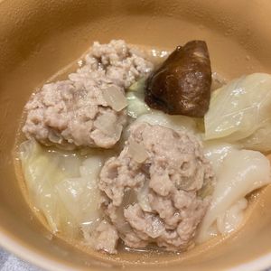 すみれの作ってみた!投稿(豚団子とキャベツの旨塩鍋・キャベツたっぷり食べられます!)