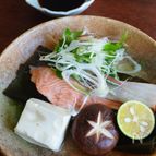 サケの昆布酒蒸し　千切り薬味と手作りポン酢