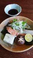 サケの昆布酒蒸し 千切り薬味と手作りポン酢