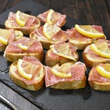 爽やかな香り♪生ハムとレモンのカナッペ