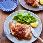 鶏肉の旨み満点！チキンステーキの玉ねぎソース添え