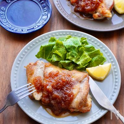 鶏肉の旨み満点！チキンステーキの玉ねぎソース添え