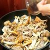 疲れた日は【豚肉としめじの甘辛炒め】で決まり!の工程3