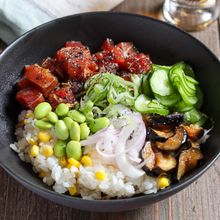 とうもろこしも炊飯器で炊く【ポキ風まぐろと夏野菜のお寿司】