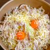市販の千切り活用！キャベツもやしと豚肉と落とし卵のチーズ蒸しの工程2
