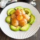 【１０分でおつまみ】漬けホタテとアボカドのとろ～り卵黄乗せ