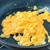 ワンパン10分◎包丁いらず【豚こまのニラたま炒め】の工程2