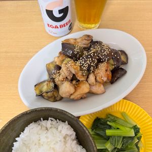 Tsuneaki Okadaの作ってみた!投稿(ワンパン10分！【鶏もも肉となすの甘辛だれ炒め】ご飯すすむ♩)