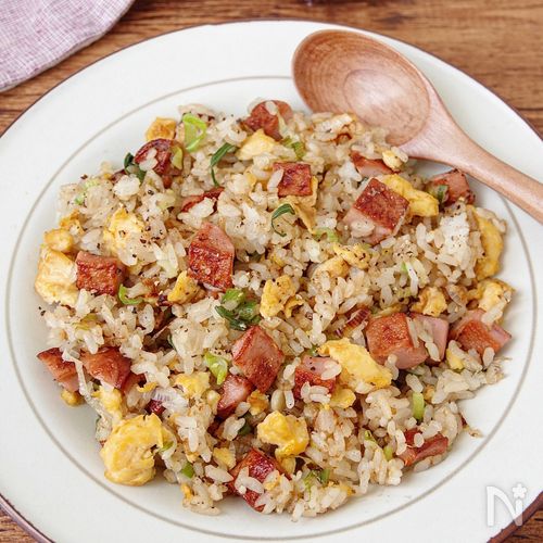香ばし魚肉ソーセージのガーリックペッパーチャーハン