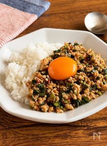 しっとりコクうま♪【ニラたっぷり鶏そぼろ丼】
