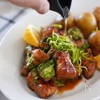 焼くだけ10分♪お酒もご飯もすすむ！タイの屋台風焼き豚（鶏）