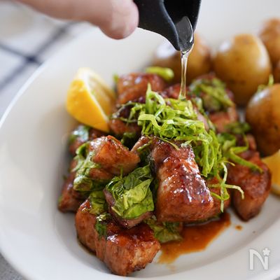 焼くだけ10分♪お酒もご飯もすすむ!タイの屋台風焼き豚(鶏)