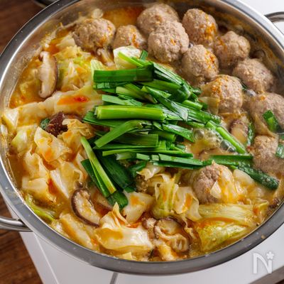 体ポカポカ！ふっくら肉団子とニラとキャベツの担々風ごま味噌鍋