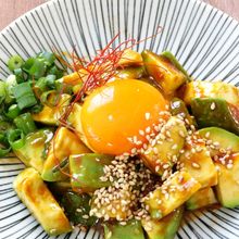 【3分で濃厚おつまみ】卵黄が絡む!アボカドのユッケ風