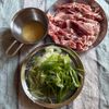 ネギたっぷり【ネギ塩豚丼】油の吸収を抑える食べ方も指南♪の工程1
