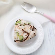 【幼児食】さけときゅうりの塩昆布おにぎり