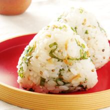 ごま油香る アミエビと青紫蘇のオイルおにぎり