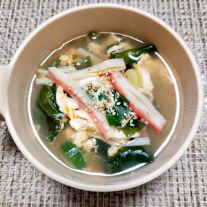 よっこの作ってみた!投稿(5分で完成♪【かに玉わかめスープ】)