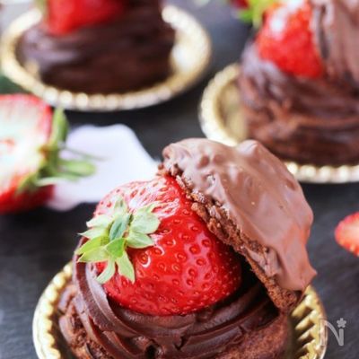 シュー生地がレンジで簡単♡とろける苺のショコラシュークリーム