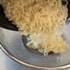 〖4分茹でてつるっと〗しょうが香る!サッポロ一番塩つけ麺の工程2