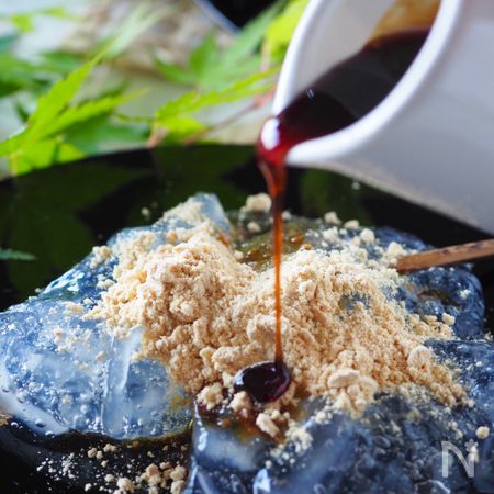 材料2つ片栗粉と砂糖 フライパンで作れるぷるるんわらび餅 By 道添明子 あーぴん レシピサイト Nadia ナディア プロの料理家のおいしいレシピ