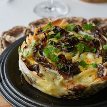 春巻きの皮で！きのことモッツァレラのうずまきキッシュ。
