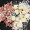 【豚こまとレンコンのキムチーズ炒め】の工程1