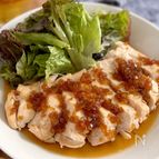 しっとりやわらか『鶏むねステーキ 玉ねぎガーリックソース』