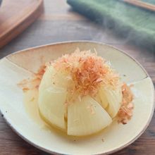 【新玉ねぎの丸ごとレンジ蒸し】白だしバターが美味！