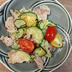 ゆの作ってみた!投稿(【豚バラズッキーニの旨塩にんにく炒め】カリじゅわ♪夏味おかず)