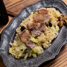 ビールが欲しくなる「猪肉とキャベツのクミン香る釜飯」