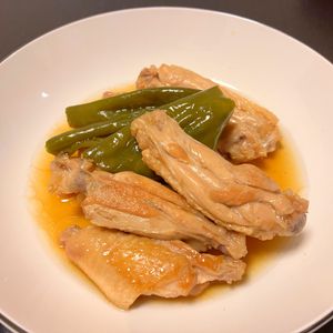 こざかなの作ってみた!投稿(【手羽中と丸ごとピーマンのくたくた甘辛煮】包丁いらずの1品！)