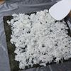ラップで簡単！【カニカマとアボカドの３色巻き寿司】の工程2