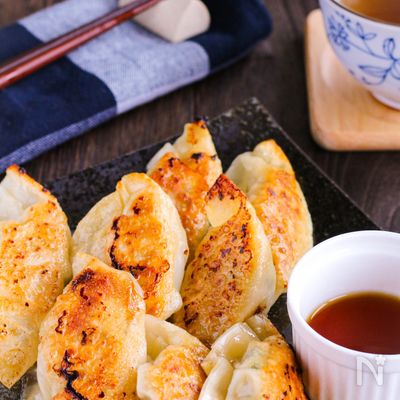 ポリ袋で作るから手が汚れない♡旨味たっぷり♪♪【焼き餃子】