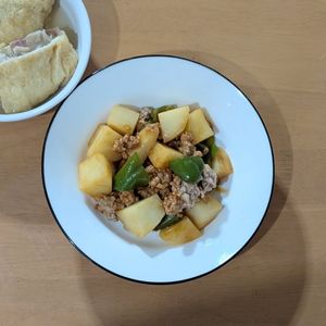 かおちゃんの作ってみた!投稿(【じゃがいもとちぎりピーマンの旨辛そぼろ炒め】ご飯が進む♡)