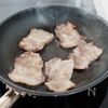 『豚肉とかぼちゃのにんにく醤油炒め』ご飯が進む♪たれが絡む☆の工程2