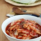 野菜たっぷり♪鶏もも肉と白菜のピリ辛トマト煮込み