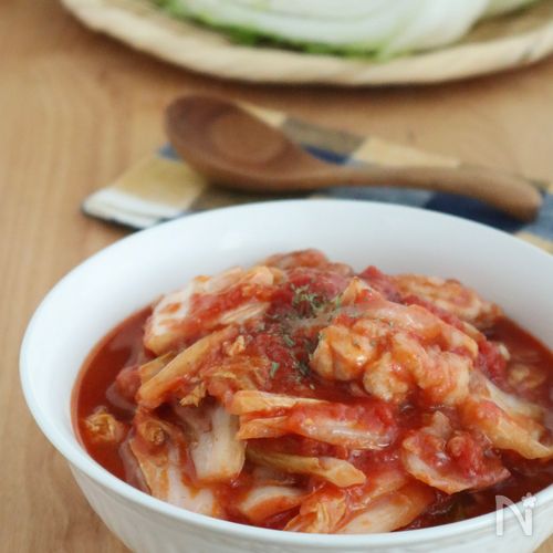 野菜たっぷり♪鶏もも肉と白菜のピリ辛トマト煮込み