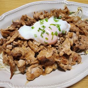 ナムディの作ってみた!投稿(ご飯もお酒も進む！『炒めもやしと豚肉の旨だれ～温玉のせ～』)