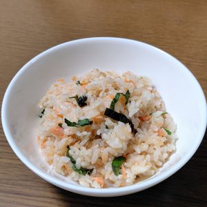 めぇの作ってみた!投稿(スイッチ押すだけ！塩鮭の白だし炊き込みごはん)
