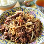 包丁いらずで簡単。牛こまともやしのスタミナ蒸し焼き