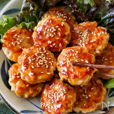【鶏蓮根つくねの照り焼き】しっかり食感で満足度アップ！