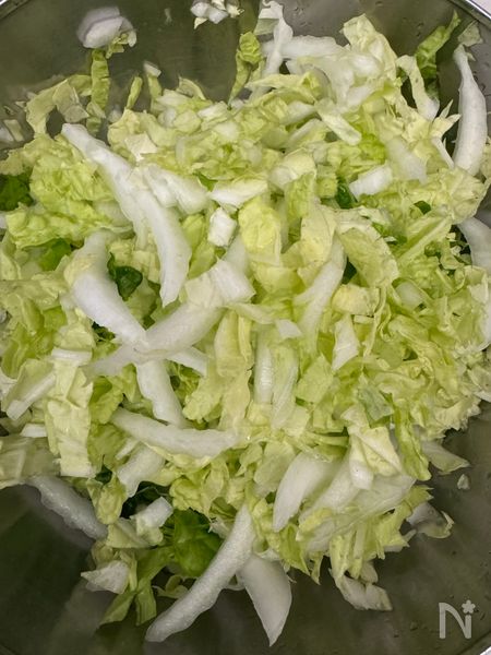 白菜を切り、ドレッシングを作る
