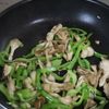 5分で激うま【ピーマンと舞茸のおかかバター炒め】旨味たっぷりの工程2