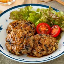 ヘルシーなのに本格的！家族も大満足な【ひじき入り豆腐バーグ】