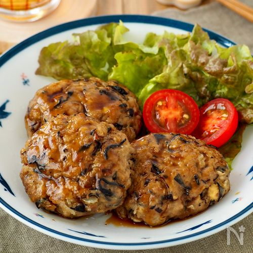 ヘルシーなのに本格的！家族も大満足な【ひじき入り豆腐バーグ】